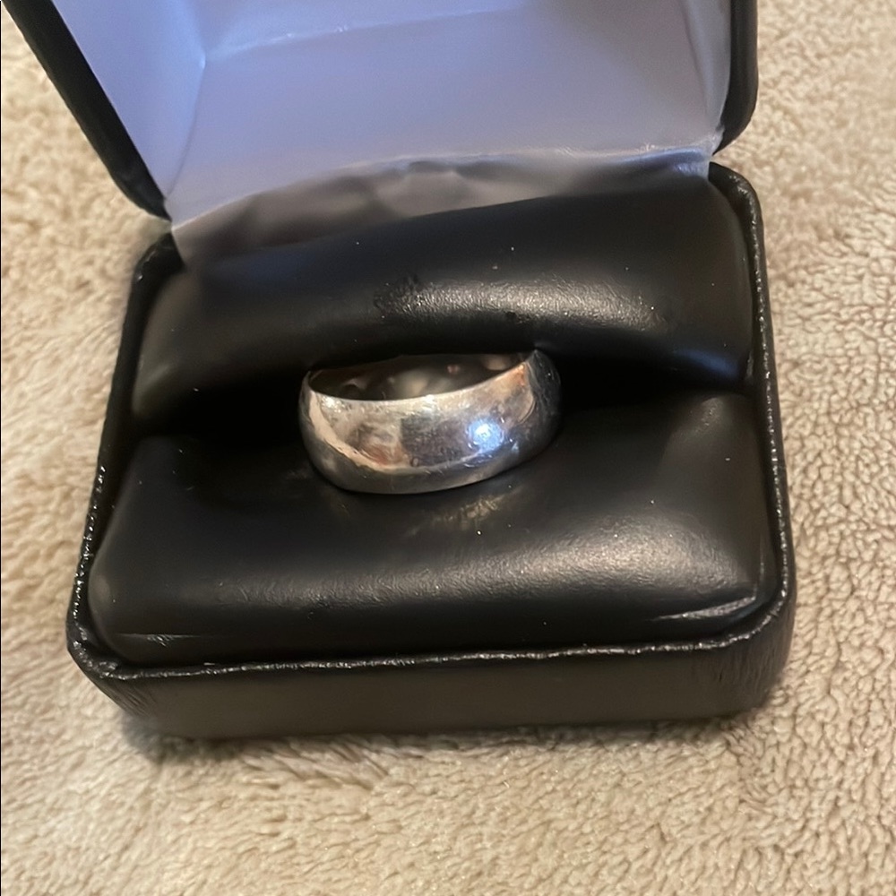 Sterling silver 8mm men ring worn but so nice